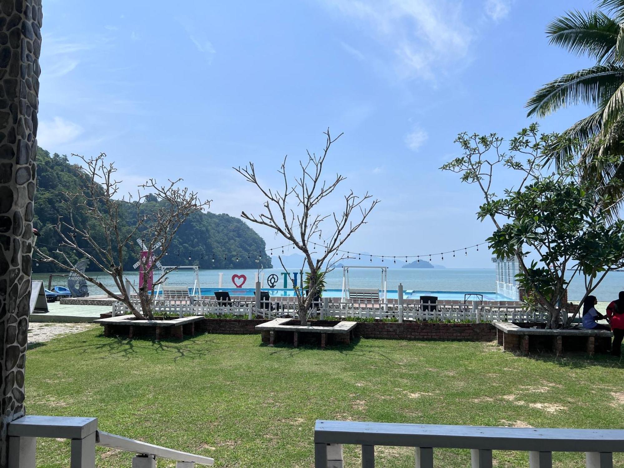 Capital O 91017 Tuba Beach Resort @ Pulau Tuba クア エクステリア 写真